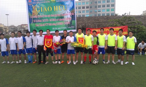 Chi đoàn Khoa CSPCTP Môi trường tổ chức thi đấu bóng đá với chi đoàn Trung tâm kiểm định môi trường.